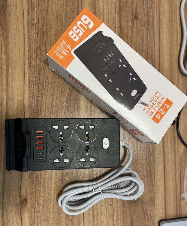 چندراهی برق هوشمند با شارژ بی‌سیم و پورت USB رنگ مشکی، مناسب برای شارژ همزمان دستگاه‌ها