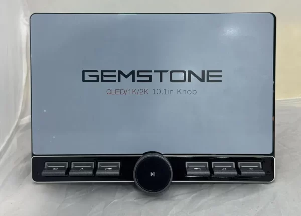 نمای نزدیک مانیتور ولوم Gemstone نصب شده روی داشبورد خودرو برای تنظیم آسان صدا